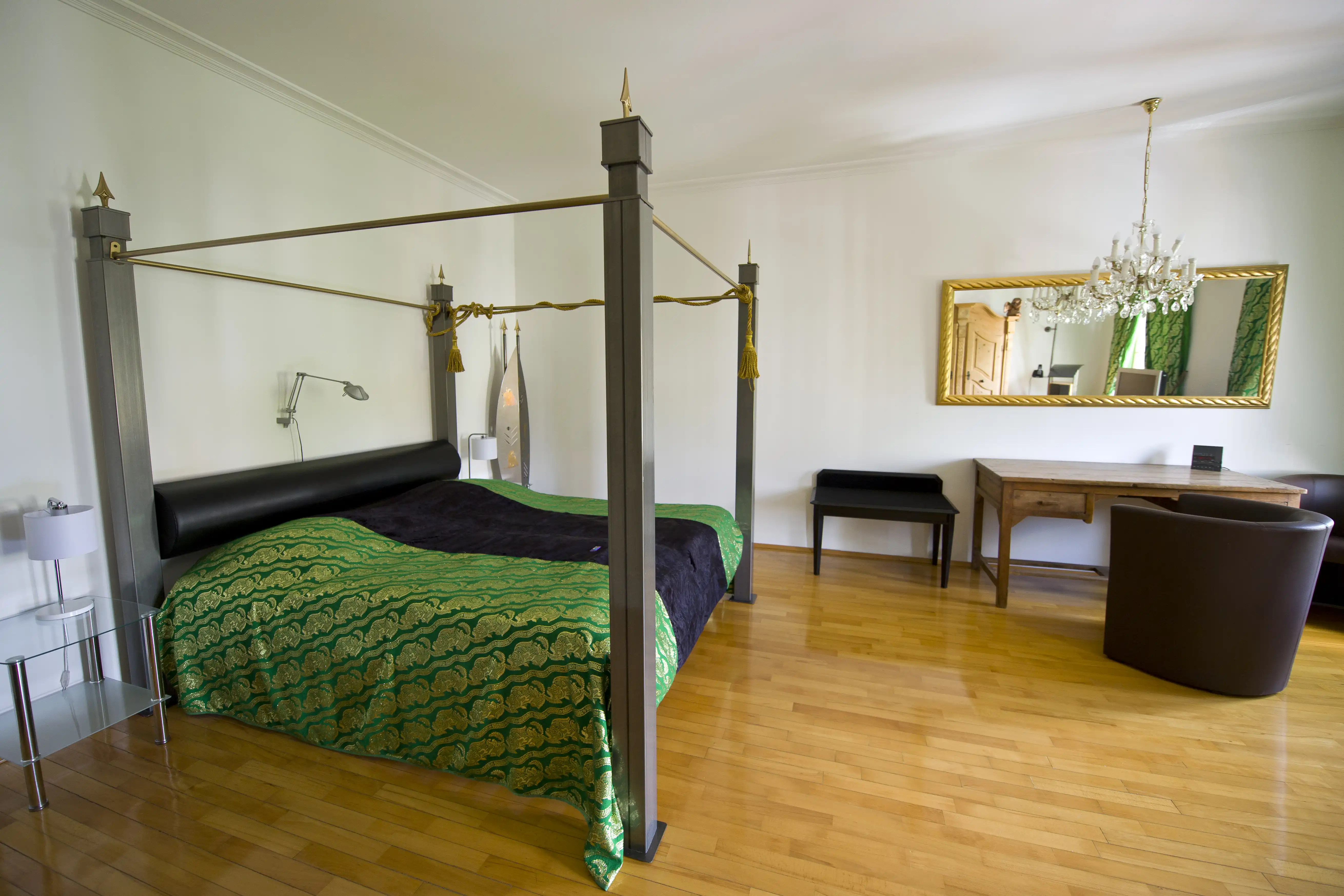 Apartment 32